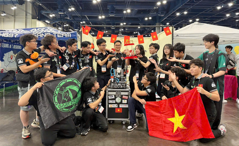 Headway JSC Proud To Accompany GreenAms Robotics 24751 – Creating Miracles At The World Robotics Arena