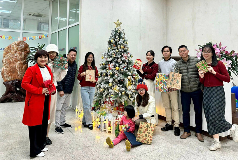 Headway JSC Presenting Noel Gifts On Christmas 2023